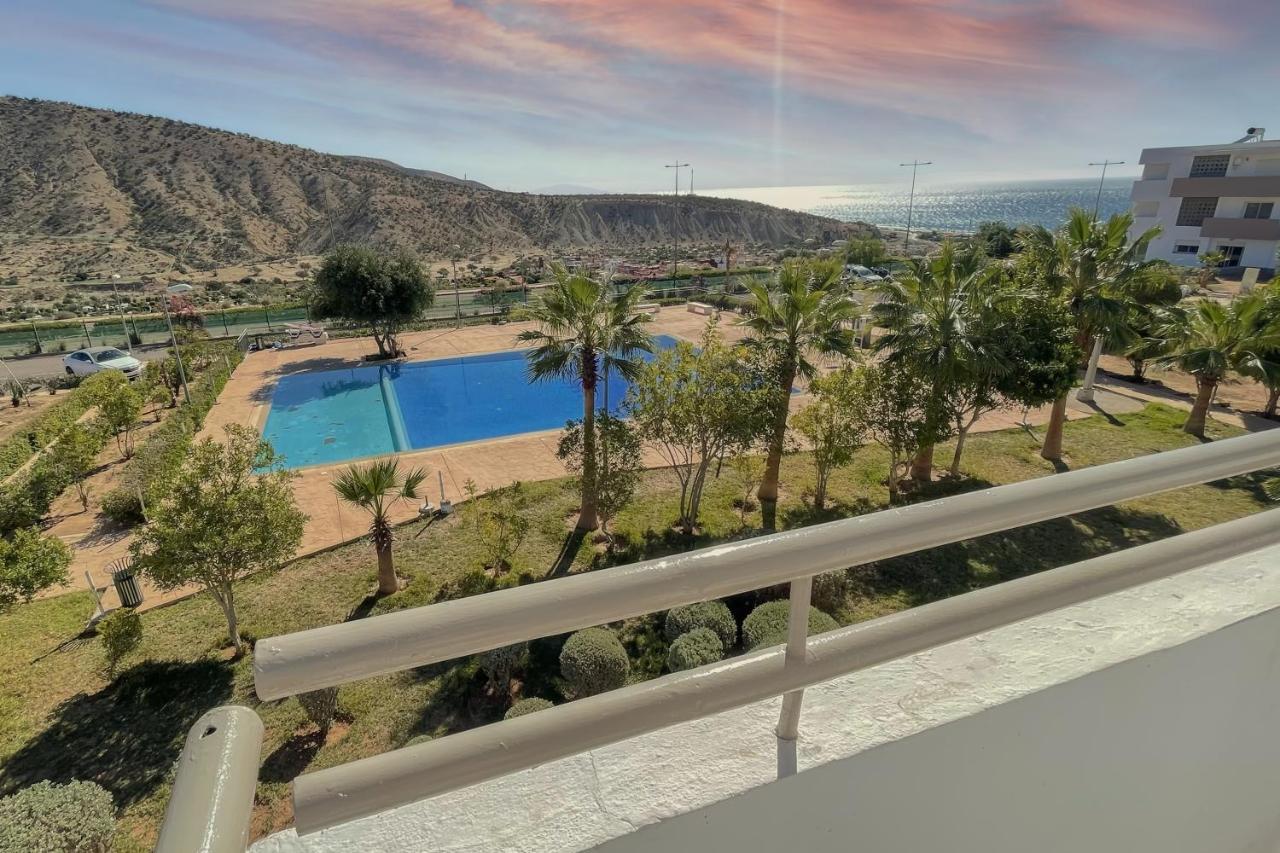 Vue Sur Piscine Et Sur Apartment